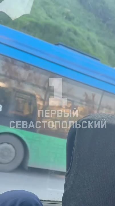 Корабельная сторона стоит в огромной пробке из-за аварии на контактной сети на ул