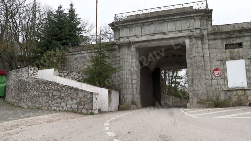 Байдарские ворота в шаге от необратимых утрат — части памятника архитектуры осыпаются на проезжую часть