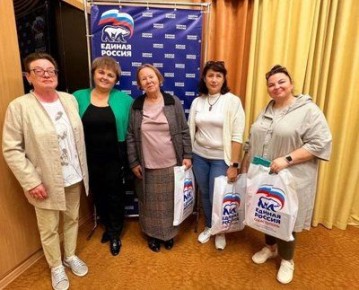 Инна Гончарова поздравила председателя региональной организации Всероссийского общества глухих с днем рождения