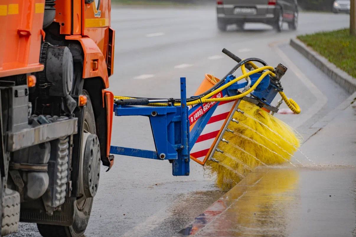 Продолжаем расчищать севастопольские дороги после зимнего периода к летнему сезону