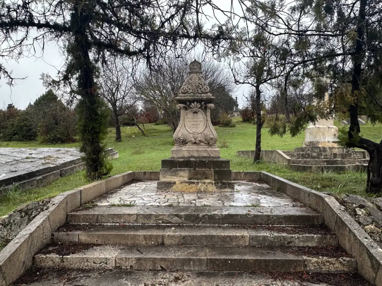 В Севастополе начинают восстанавливать старые захоронения на Братском кладбище на улице Богданова