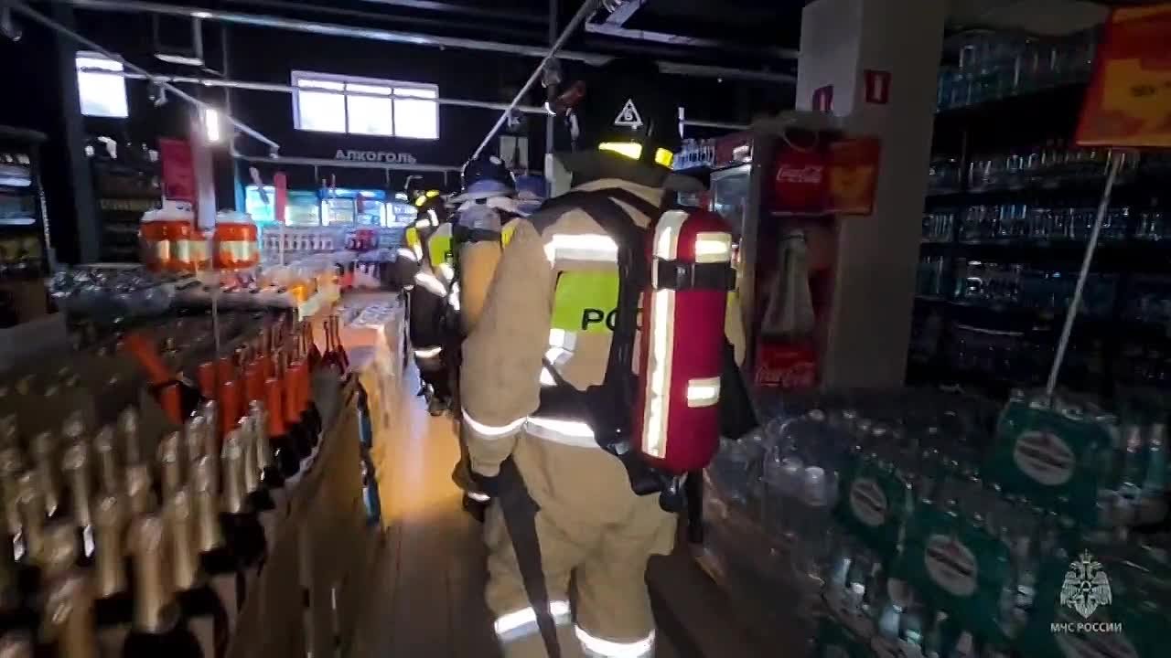 Пожар в торговом центре тренировались тушить севастопольские сотрудники МЧС России