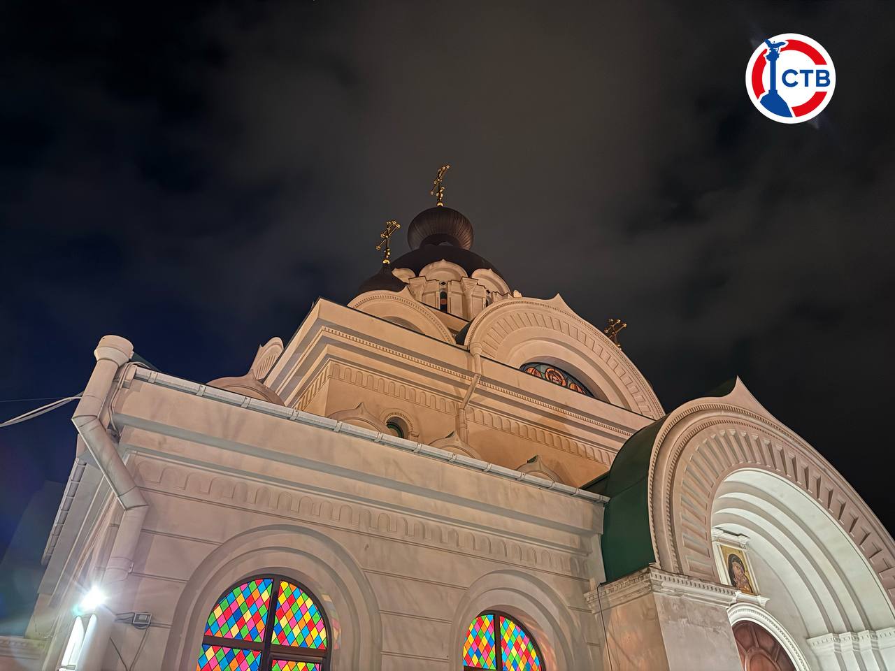 Собор Николая Чудотворца уже полон прихожан