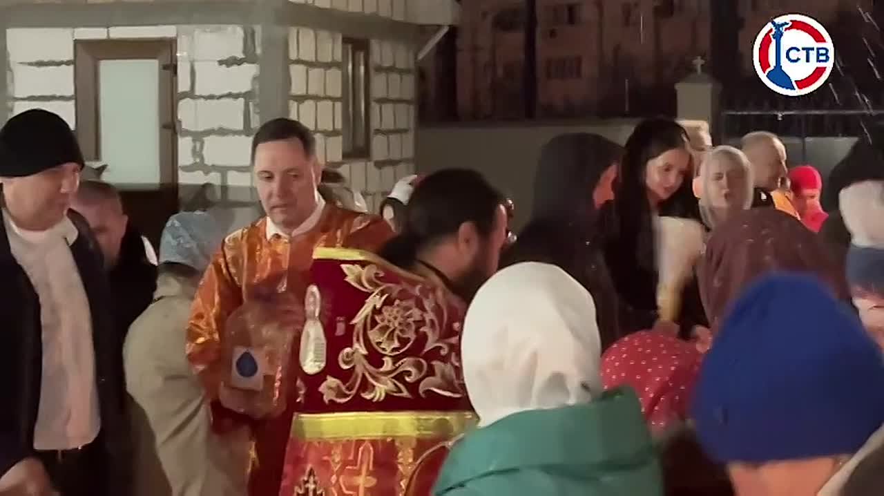 В храмах Севастополя освещают куличи и пасхальные угощения