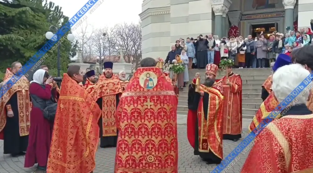 В Севастополь доставили частицу Благодатного огня из Иерусалима
