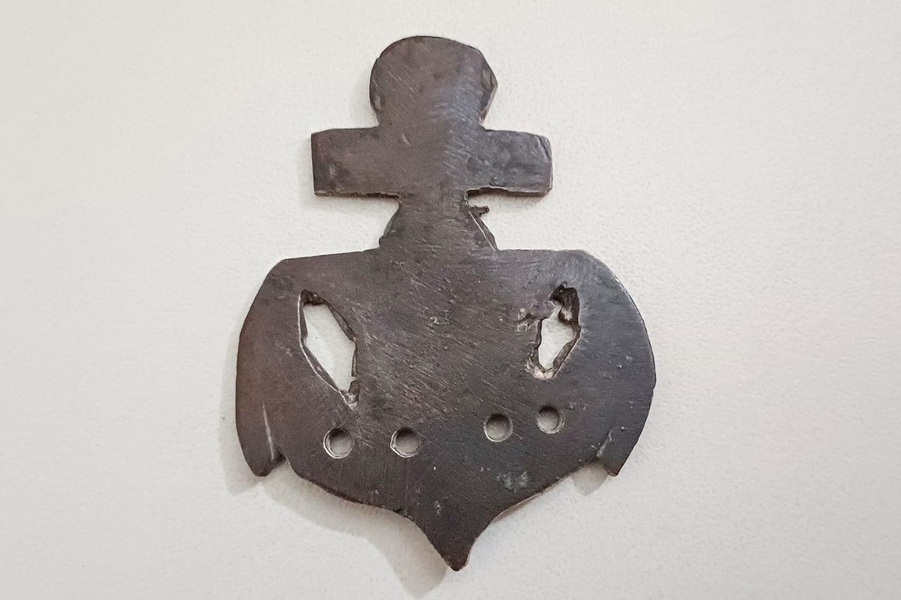 На 35-й батарее найдена самодельная эмблема ВМФ