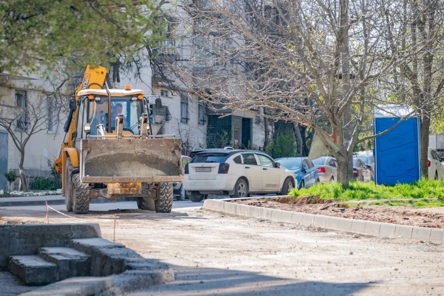 Во дворе дома №28 на улице Генерала Лебедя ремонтируют дорогу и тротуары