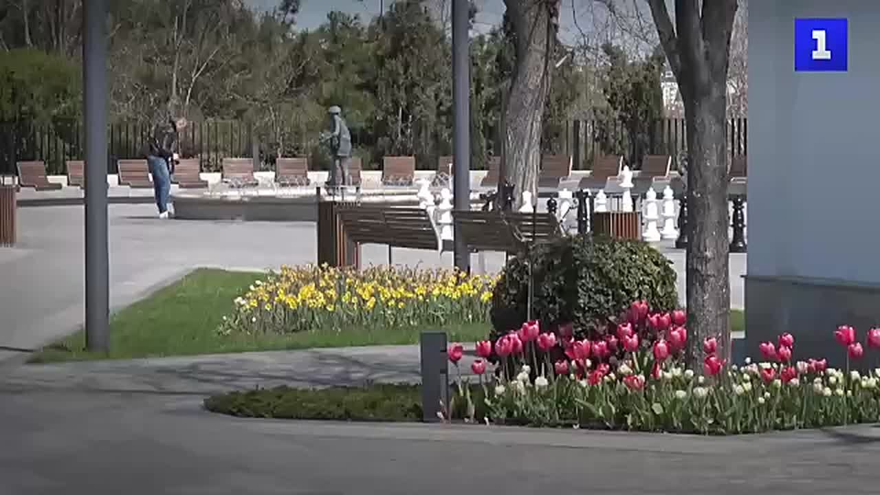 Весенний Матросский бульвар влюбляет в себя цветами и фонтаном с золотыми рыбками