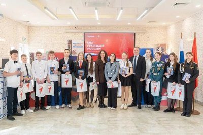 Денис Кондратьев вручил юным севастопольцам первые паспорта