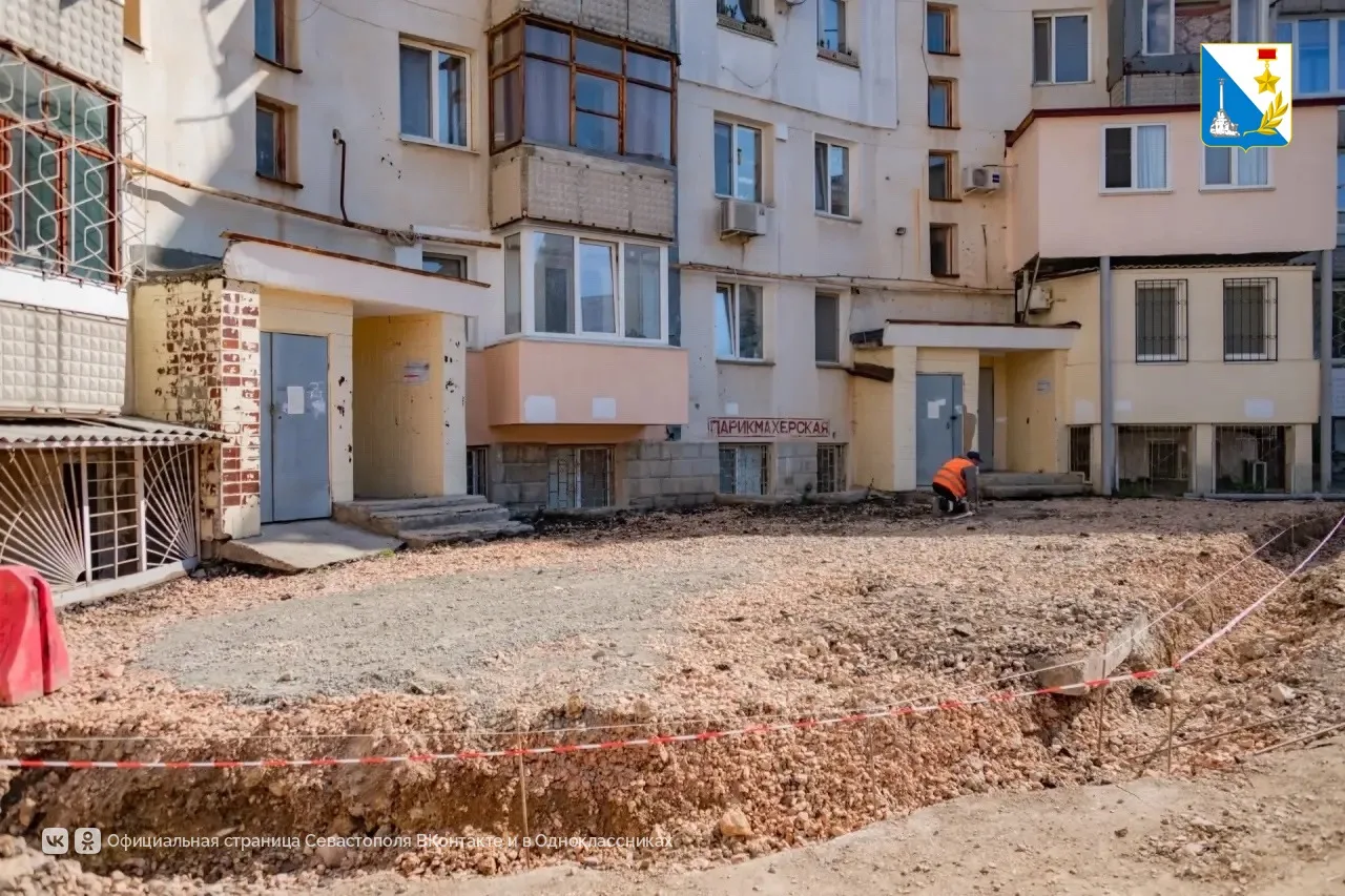 Во дворе дома № 28 на улице Генерала Лебедя ремонтируют внутриквартальную дорогу и тротуары