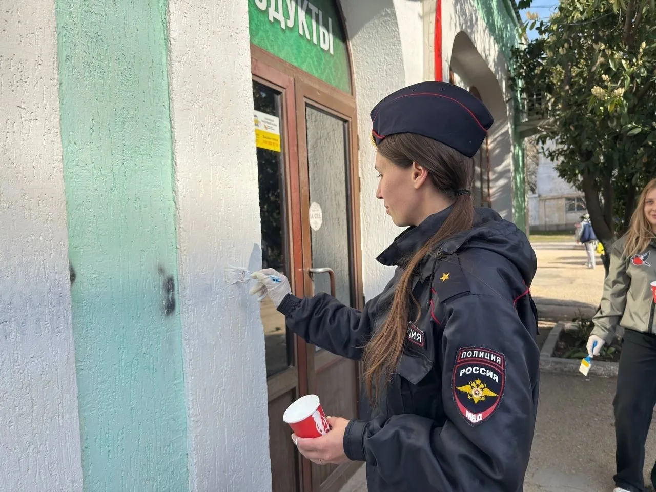 В Севастополе сотрудники полиции организовали антинаркотический рейд «Закрась опасность!»