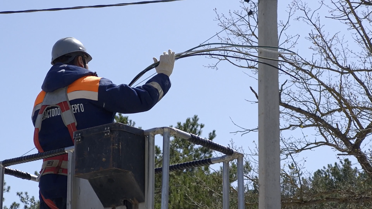 Линии электропередачи обновляют в Севастополе