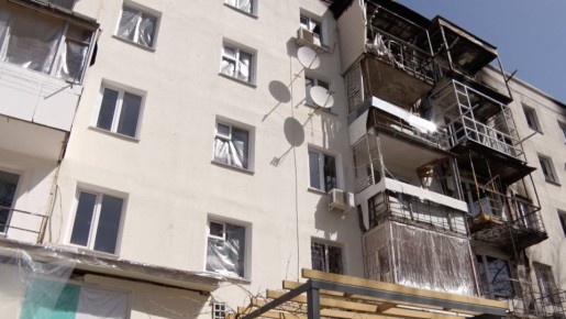 На ул. Павла Корчагина продолжают остеклять окна квартир