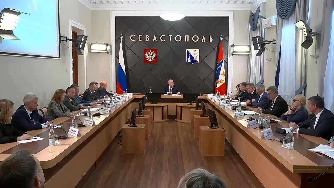 Михаил Развожаев: Накануне на аппаратном совещании Правительства разобрали жалобы севастопольцев, которые ЦУР зафиксировал по двум острым темам: мусор и подпорные стены