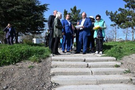 Парламентарии обсудили обустройство сквера на улице Генерала Жидилова