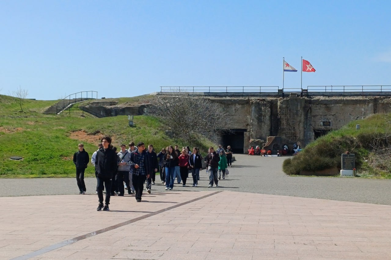 180 школьников из ДНР посетили 35 береговую батарею в Севастополе