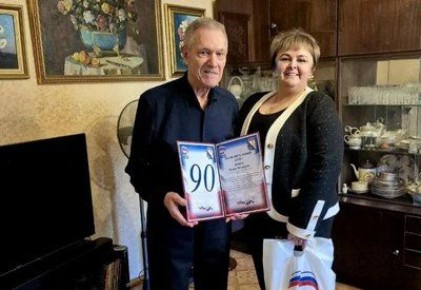 Инна Гончарова поздравила с юбилеем ветерана