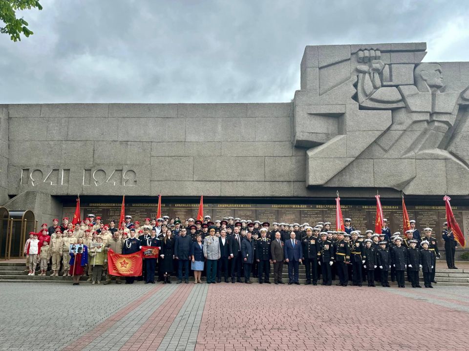 Владимир Немцев: Сегодня в Городе-Герое состоялась ещё одна акция, приуроченная ко Дню Победы, — Всероссийская акция «Честь и достоинство»