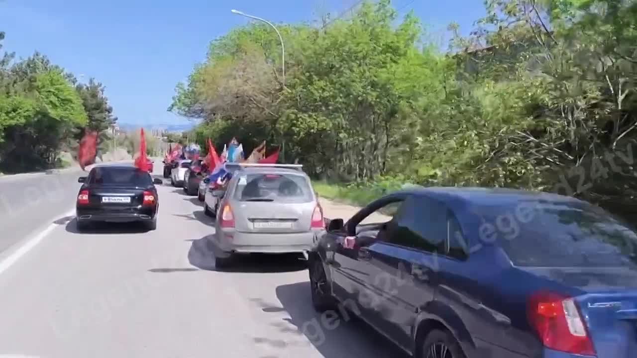 Севастопольцы украшают машины флагами и портретами Героев ВОВ