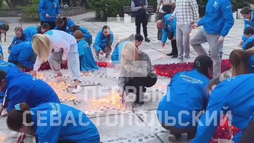 10 тысяч свечей в форме ордена Красной Звезды выложили на площади у СевГУ порядка 40 добровольцев Севастополя