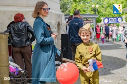 Эти трогательные кадры сняты сегодня на благотворительной ярмарке Гуманитарной миссии Севастополя