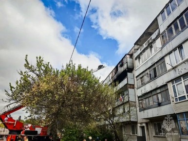 В селе Штурмовое пожарные МЧС спасли 25 жильцов из горящего многоквартирного дома