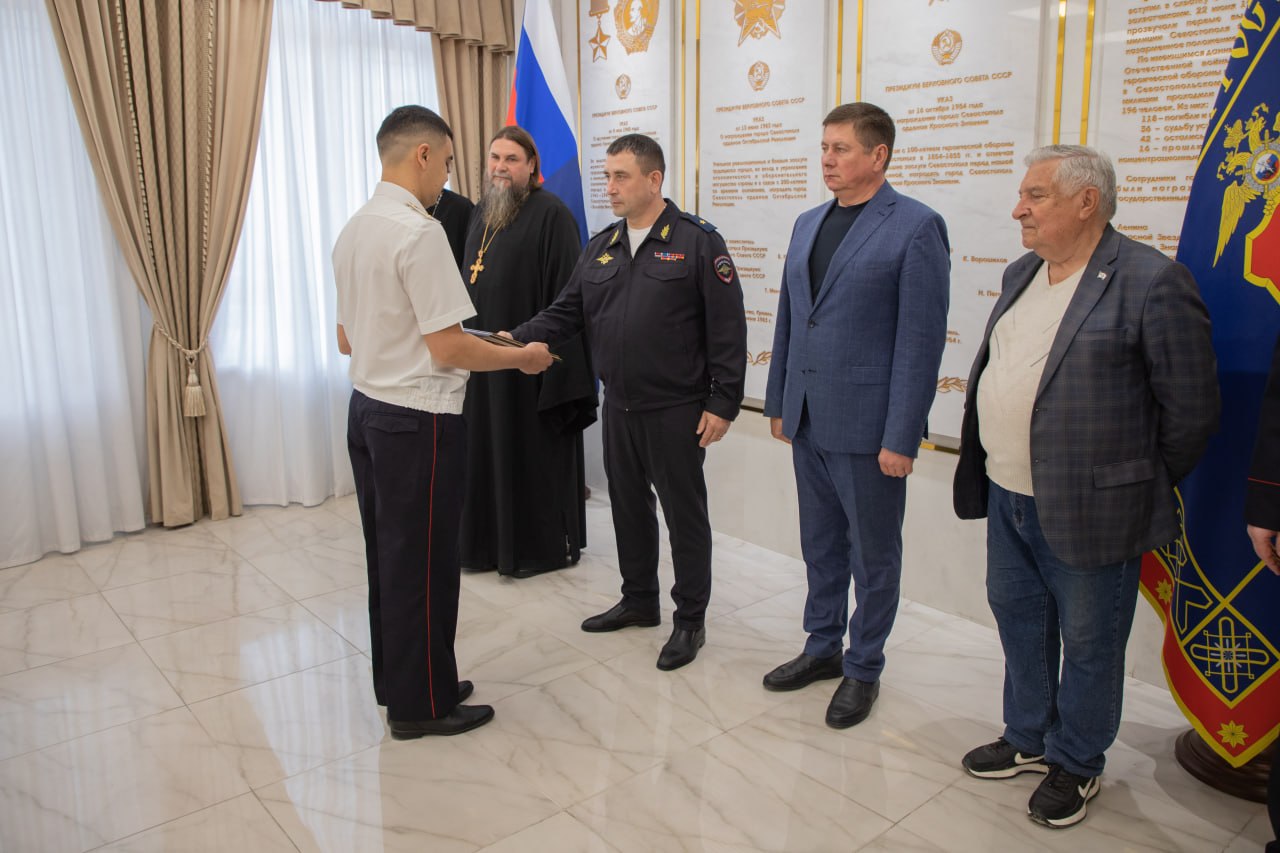 Начальник УМВД России по г.Севастополю генерал-майор полиции Сергей Сигунов вручил новые погоны сотрудникам ОВД, получившим первые офицерские звания
