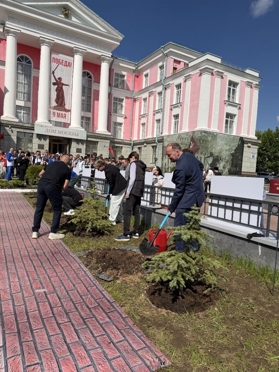Дмитрий Белик: Особое символическое значение имеет торжественная церемония посадки деревьев у Дома Москвы в Минске, посвящённая старту акции «Встреча сильных – Старший брат»