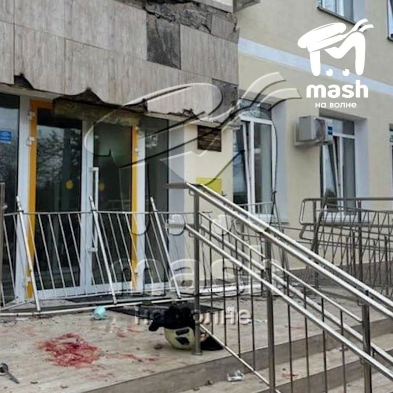 Так выглядит рухнувший балкон севастопольской школы, где пострадали десять школьников