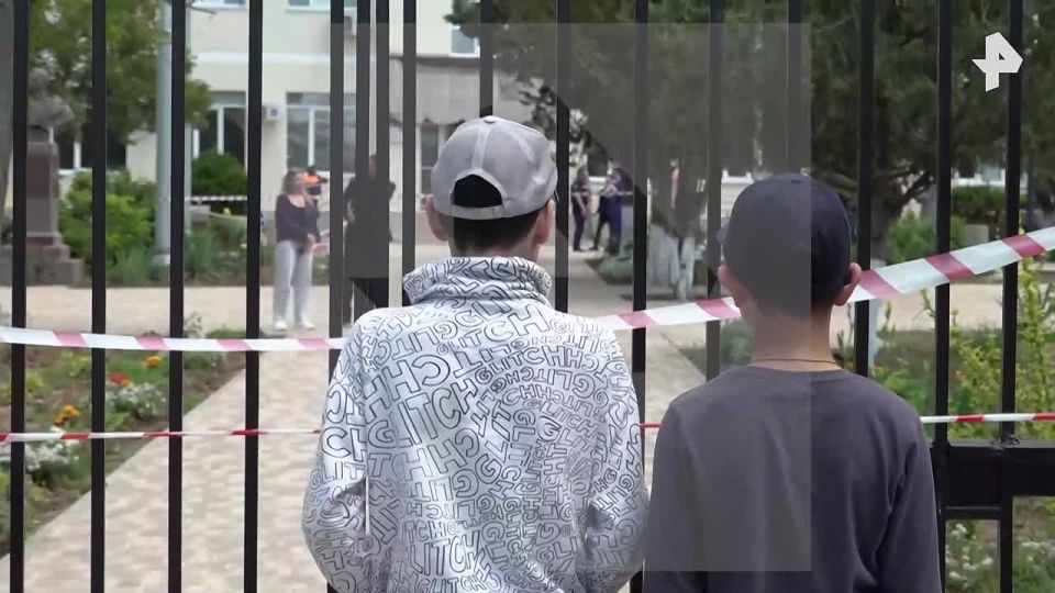 Выходить на балкон — было традицией: бабушка одной из пострадавших учениц севастопольской школы рассказала РЕН ТВ, что выпускники ежегодно делали прощальную фотосессию на балконе