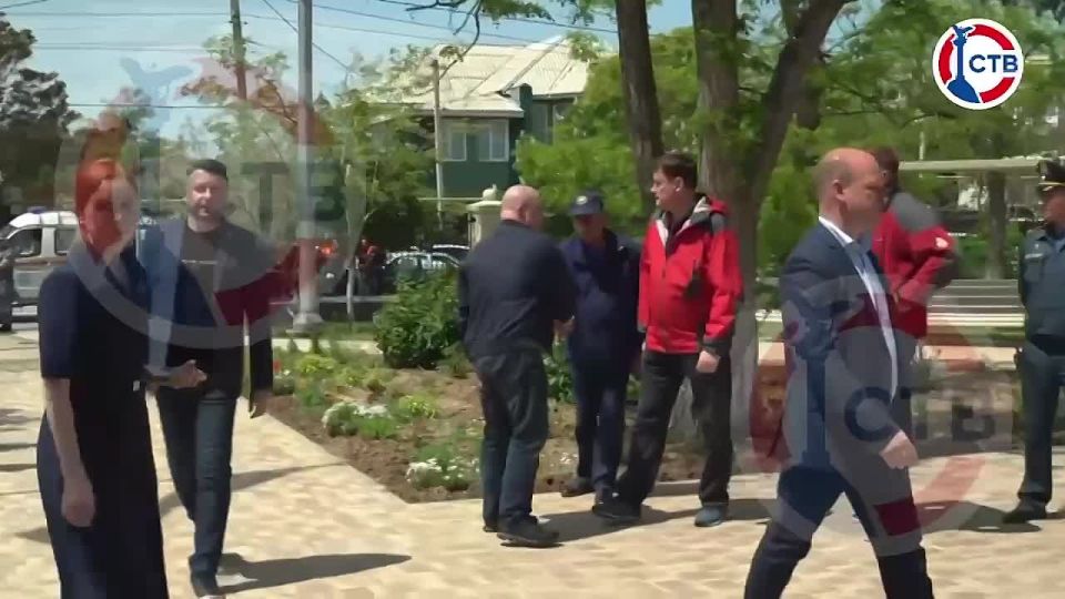 Развожаев прибыл к школе №13 в Каче, где произошло обрушение балкона