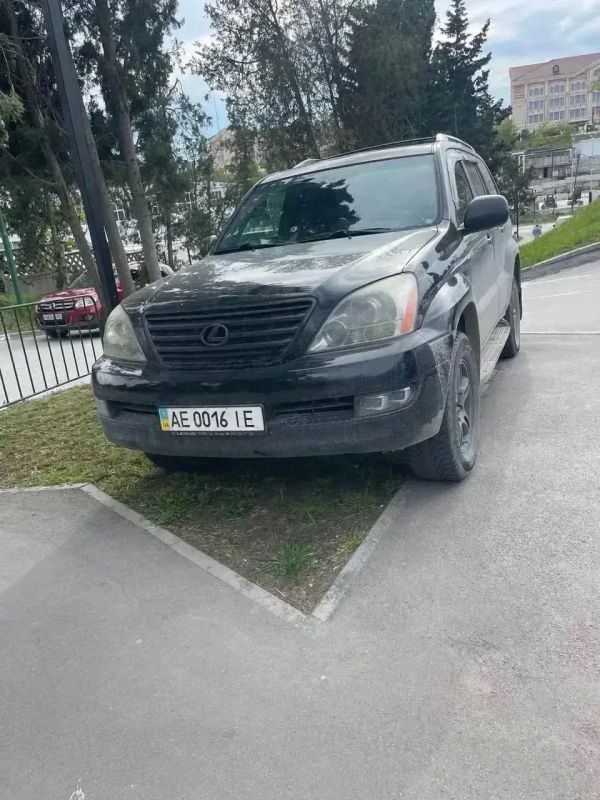 Водитель в Севастополе припарковался на тротуаре и получил штраф — помогли соцсети