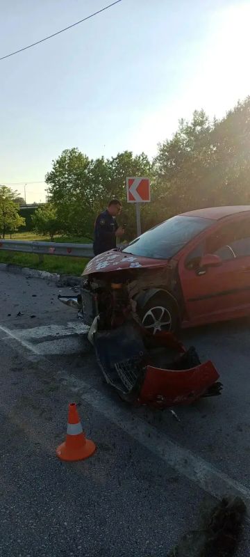 ДТП под Севастополем: спасатели деблокировали женщину из перевёрнутого авто