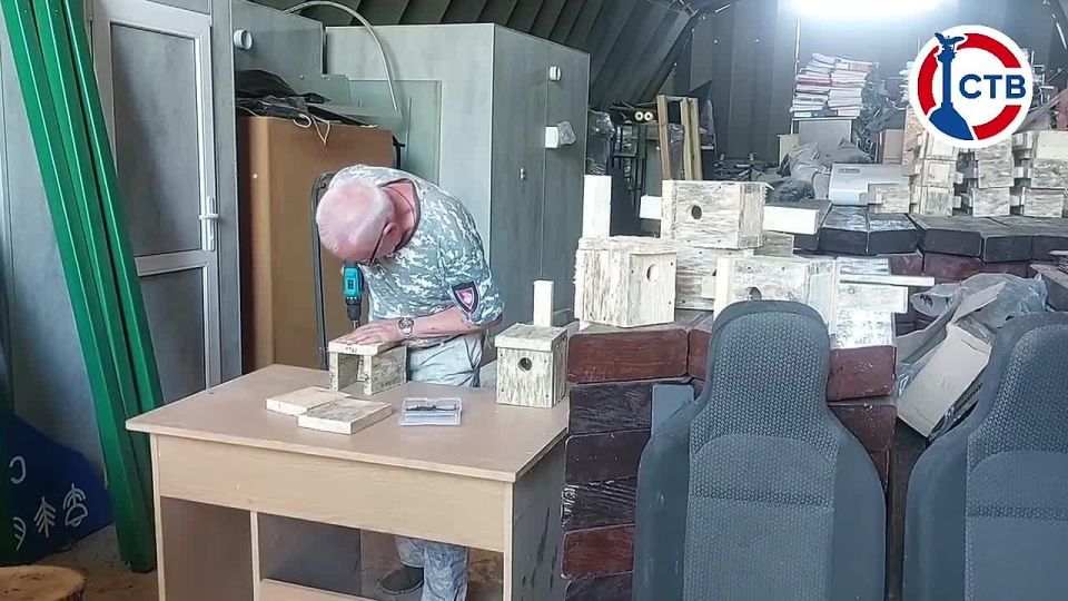 В Севастопольском лесничестве мастерят синичники для птиц