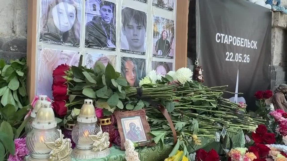 В Старобельске продолжают нести цветы, игрушки и свечи к стихийному мемориалу жертвам теракта, совершенного киевским режимом