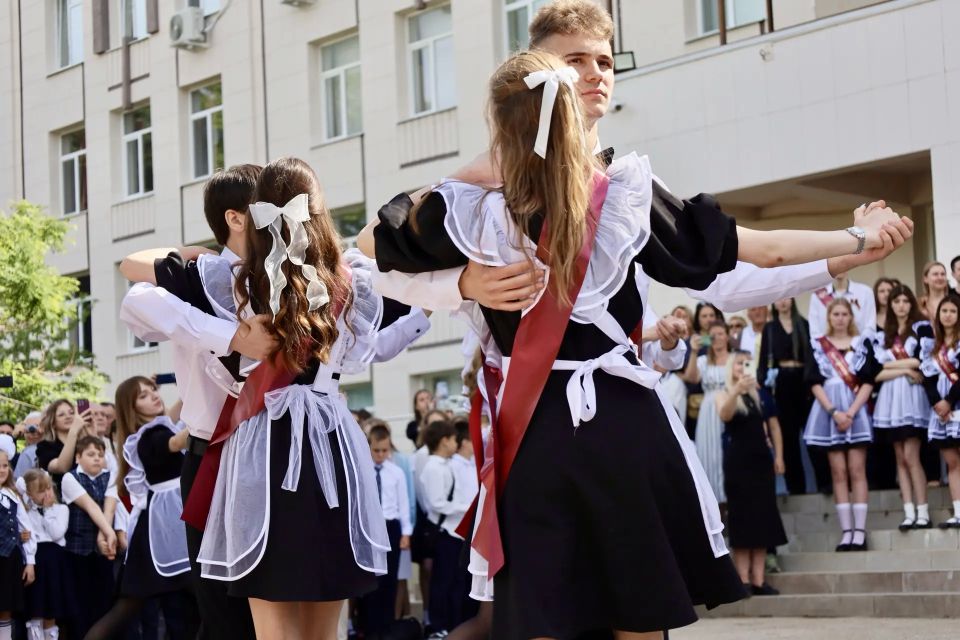 Дорогие ребята, выпускники, педагоги и родители!