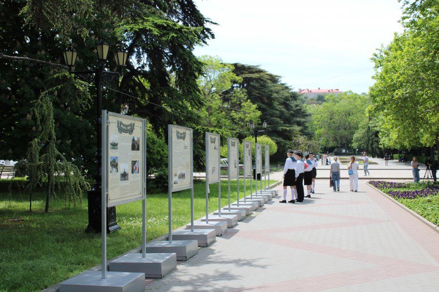 На Приморском бульваре открылась выставка архивных документов, посвященная легендарному подвигу брига «Меркурий»