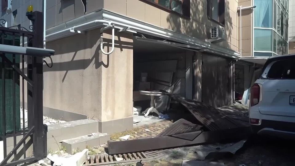 На площади Ластовая работают городские службы и правоохранительные органы