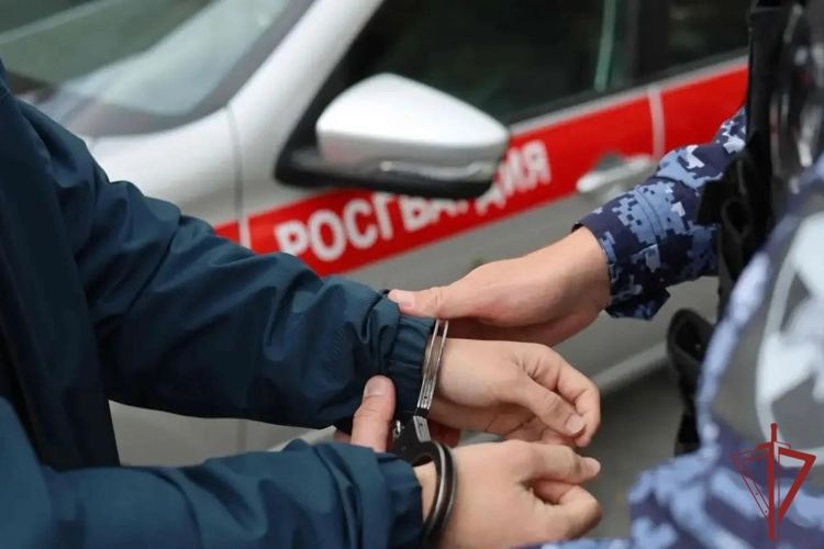 В Симферополе росгвардейцы задержали гражданина, подозреваемого в совершении серии краж из гипермаркета
