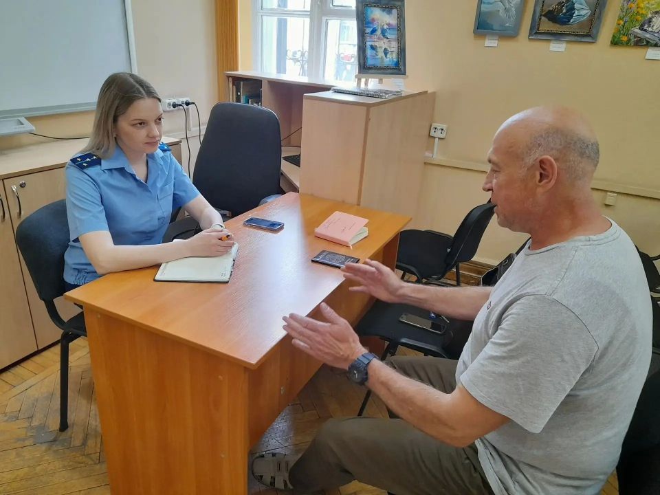 Прокуратура города Севастополя провела правовой час в консультационном пункте в Центральной городской библиотеке им. Л.Н. Толстого.
