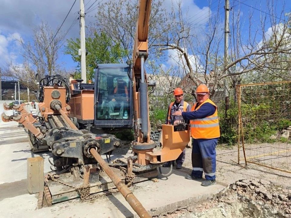 Водоканал: Работы по реконструкции водопровода в поселке Сахарная Головка в районе ул. Винницкая выполняются открытым способом и метод горизонтально-направленного бурения (ГНБ)