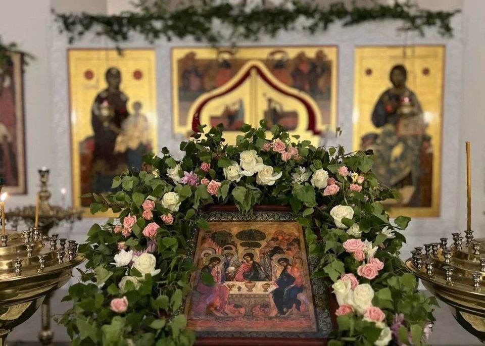 Татьяна Лобач: Дорогие друзья! Поздравляю всех православных христиан с великим праздником Святой Троицы!