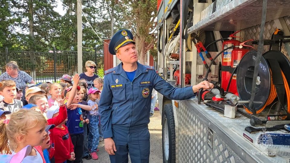 Огнеборцы МЧС устроили детям праздник безопасности