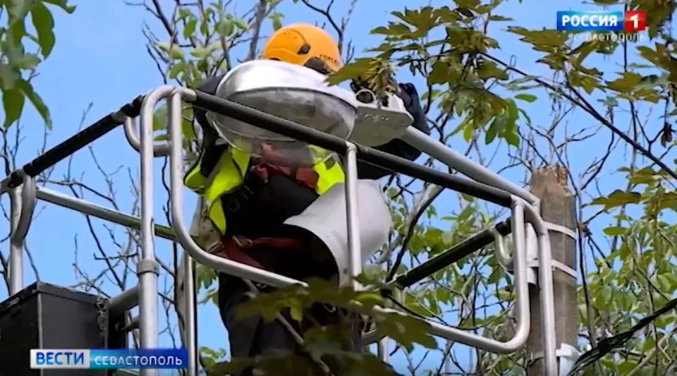 В Ленинском районе Севастополя устанавливают новое освещение