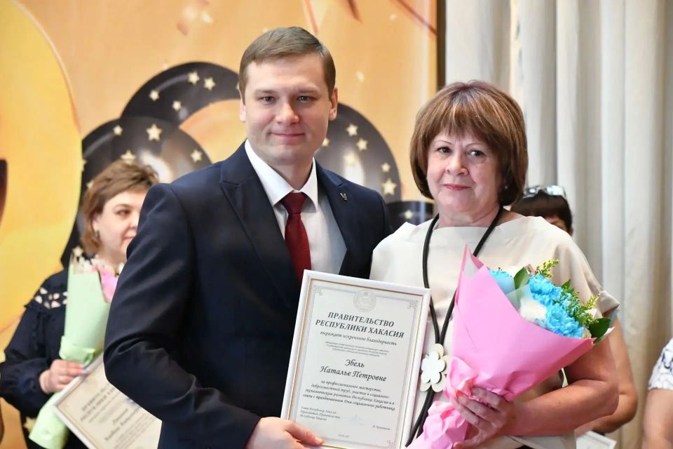 Валентин Коновалов поздравил коллектив Абаканского пансионата ветеранов