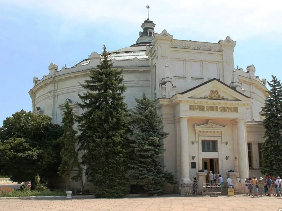 Во время атаки украинских БПЛА в Севастополе повреждено историческое здание