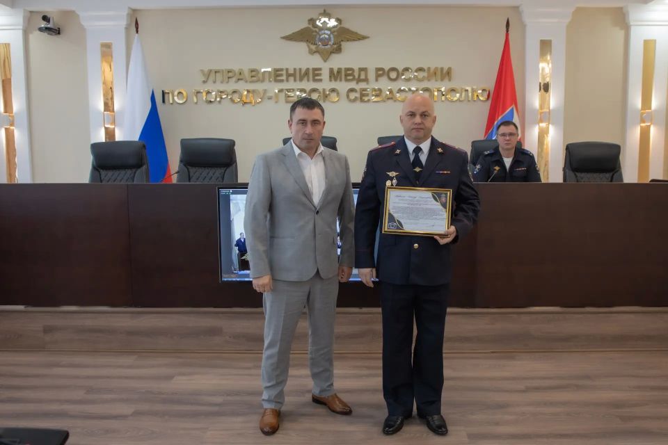 Начальник УМВД России по г.Севастополю генерал-майор полиции Сергей Сигунов поздравил сотрудников отдела информации и общественных связей с профессиональным праздником