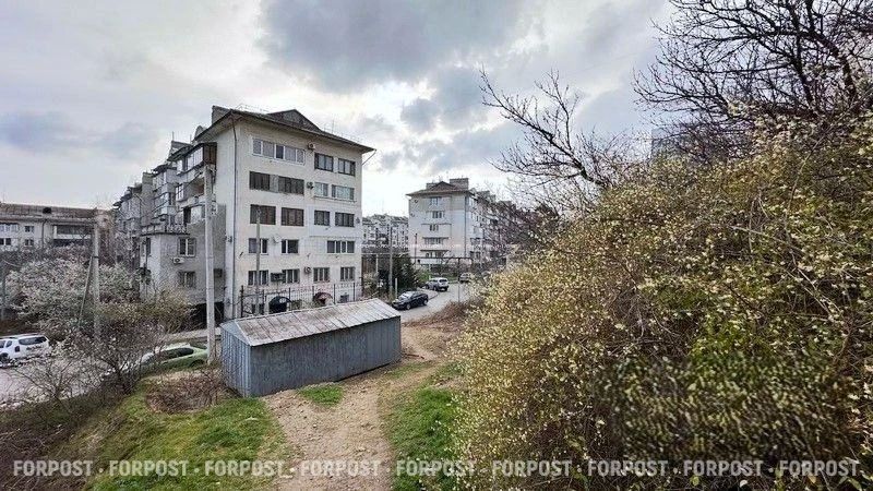 Гараж на дороге к многоквартирному севастопольскому дому хотят не сносить, а сделать повыше