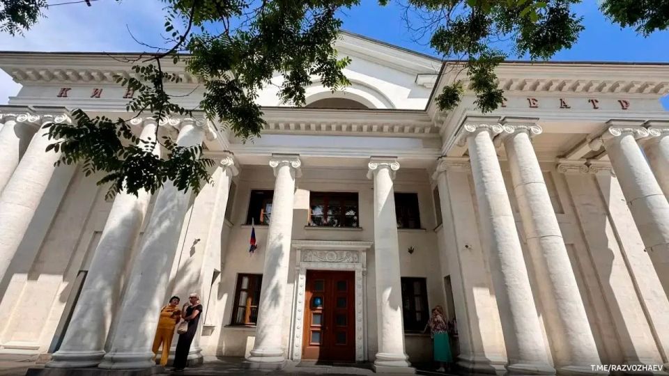 В Севастополе переименуют ретрокинотеатр "Украина" после атаки ВСУ на здание панорамы "Оборона Севастополя 1854-1855 годов", сообщил губернатор Михаил Развожаев