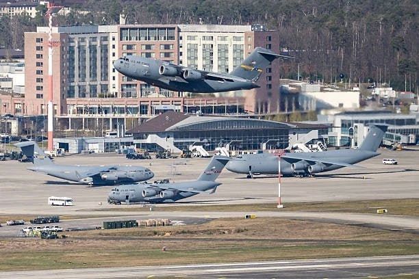 Самолеты американских ВВС перевозят оборудование в Женеву в преддверии возможной поездки вице-президента Вэнса для подписания сделки США с Ираном